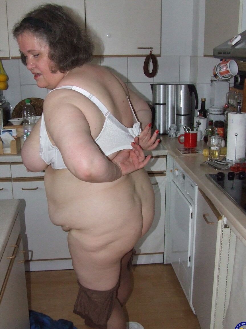 21P Birgid, ama de casa madura gorda, se masturba con un pepino en la cocina