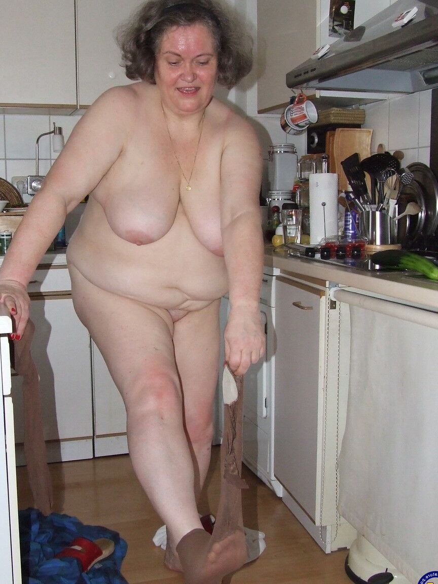 21P Birgid, ama de casa madura gorda, se masturba con un pepino en la cocina