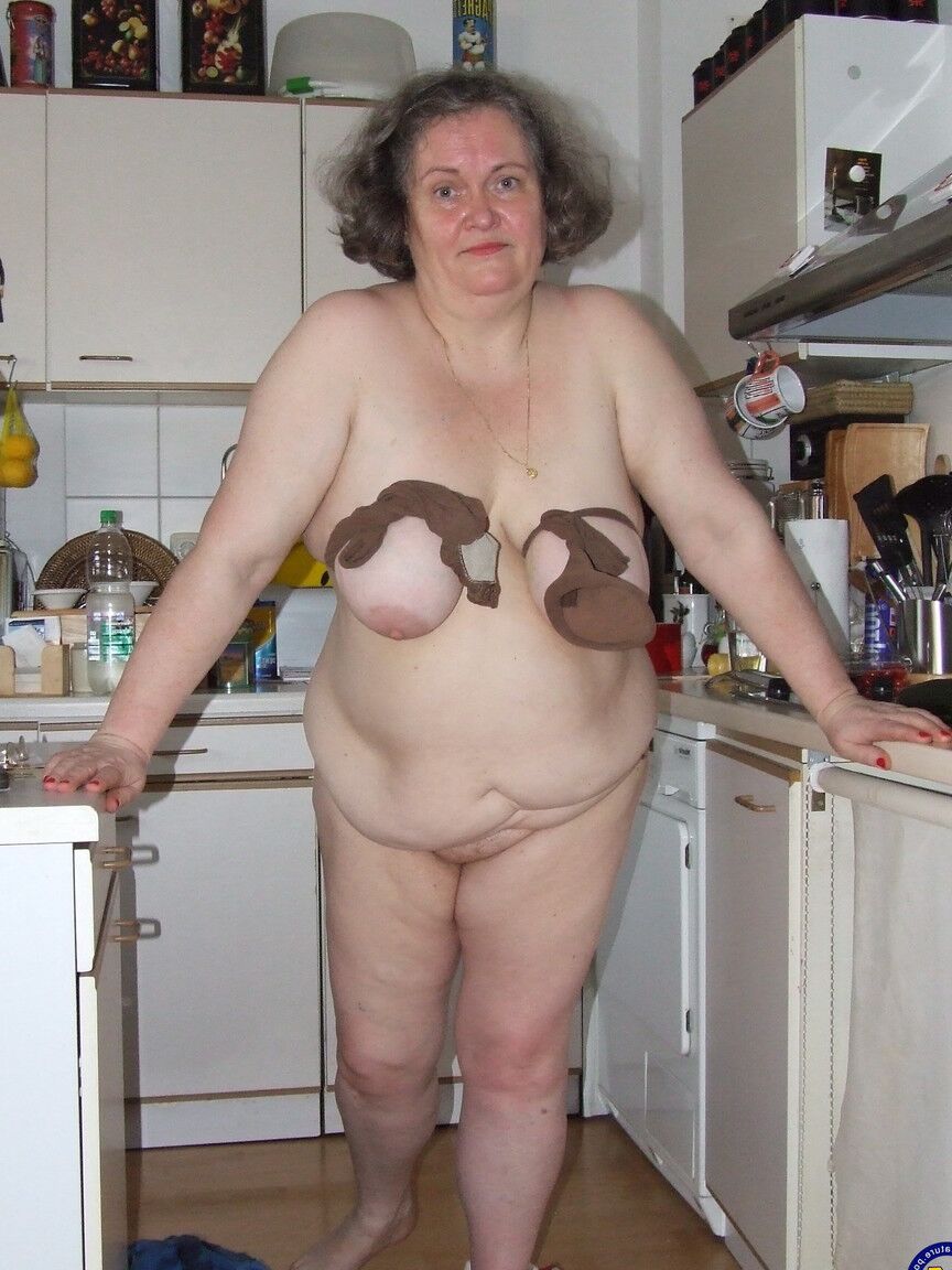 21P Birgid, ama de casa madura gorda, se masturba con un pepino en la cocina