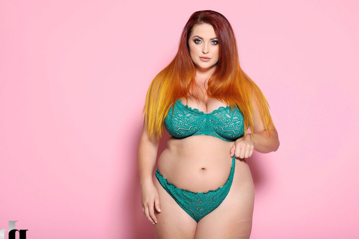 21P Chubby beauty Lucy Vixen shows her fat ass and huge breasts in a solo