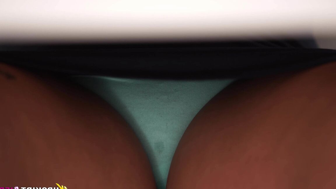 13P Amadora BBW Ashley Rider mostra sua buceta nua com calcinha em volta dos tornozelos
