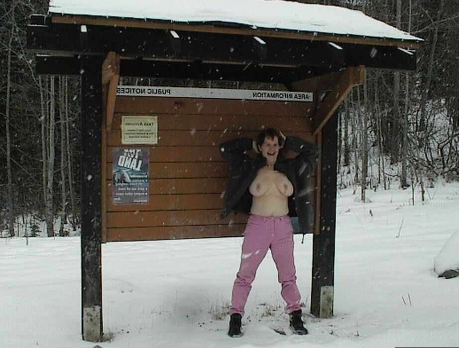 20P Madura amateur Misha MILF se para y se acuesta desnuda en un suelo cubierto de nieve
