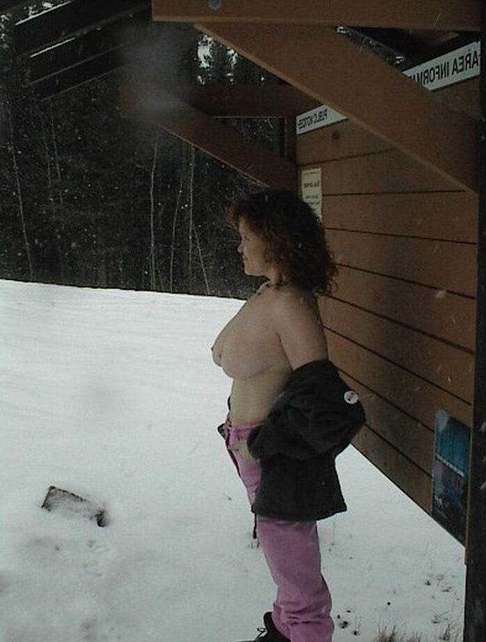 20P Madura amateur Misha MILF se para y se acuesta desnuda en un suelo cubierto de nieve