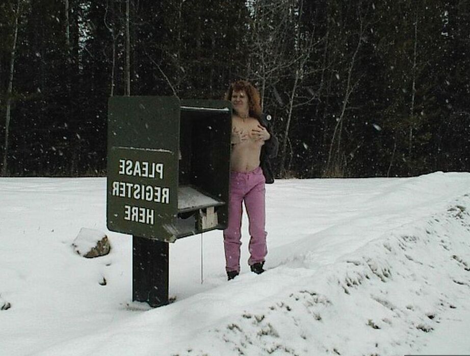 20P Madura amateur Misha MILF se para y se acuesta desnuda en un suelo cubierto de nieve