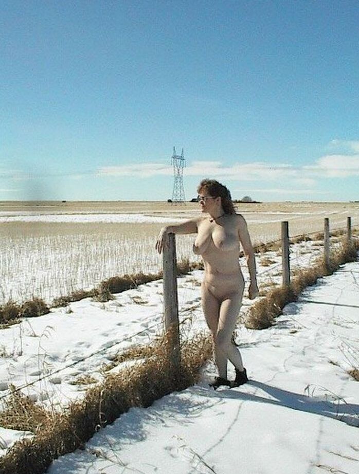 20P Madura amateur Misha MILF se para y se acuesta desnuda en un suelo cubierto de nieve
