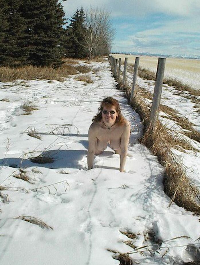 20P Madura amateur Misha MILF se para y se acuesta desnuda en un suelo cubierto de nieve