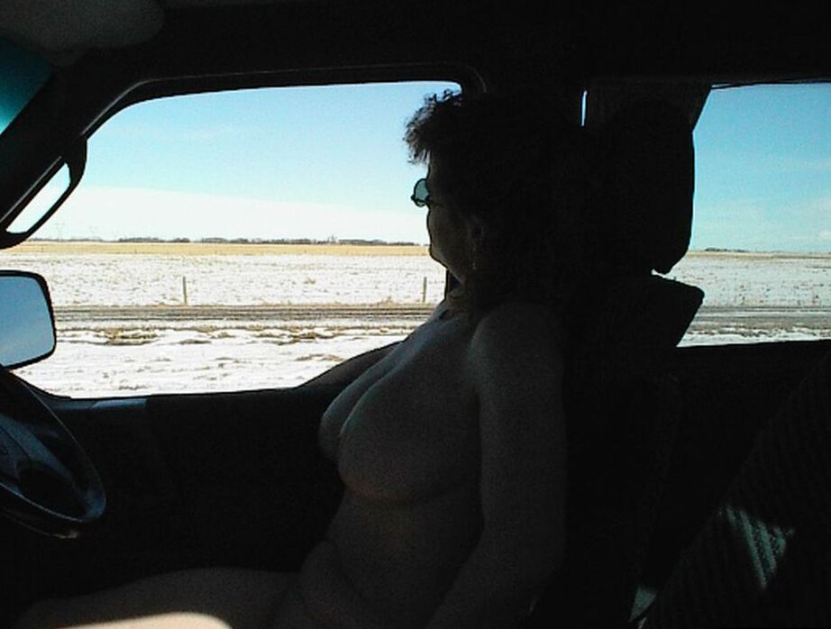 20P Madura amateur Misha MILF se para y se acuesta desnuda en un suelo cubierto de nieve