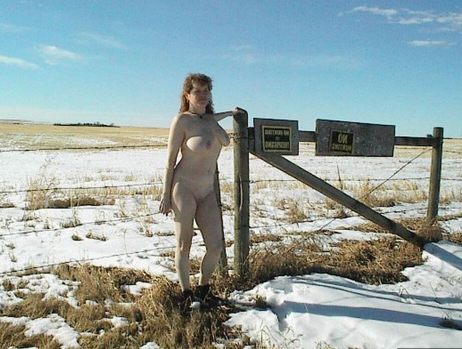 20P Madura amateur Misha MILF se para y se acuesta desnuda en un suelo cubierto de nieve