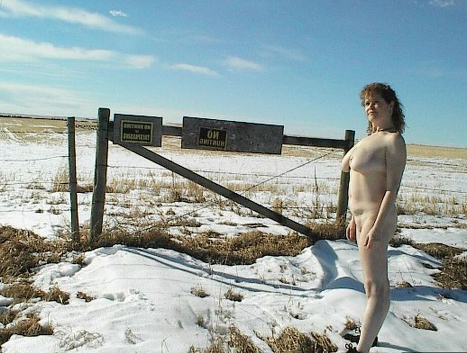 20P Madura amateur Misha MILF se para y se acuesta desnuda en un suelo cubierto de nieve