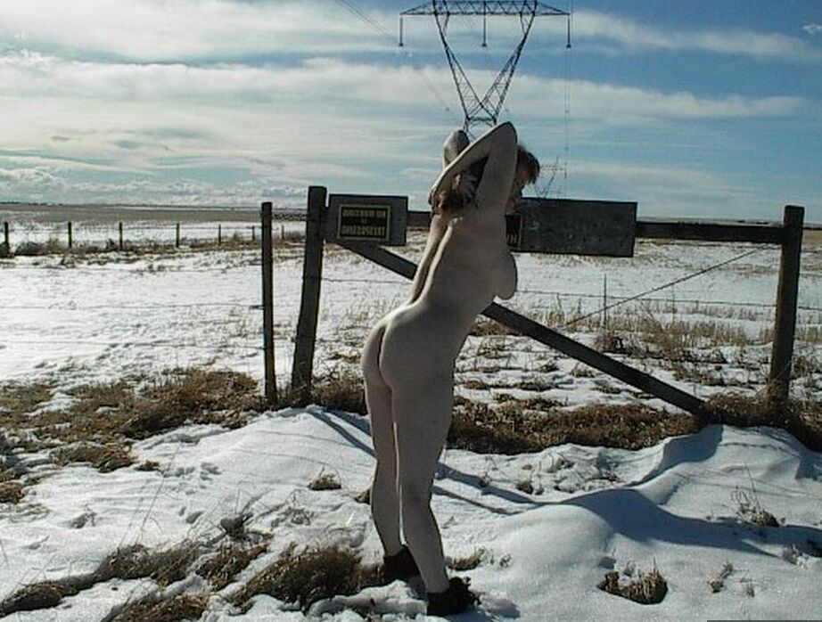 20P Madura amateur Misha MILF se para y se acuesta desnuda en un suelo cubierto de nieve