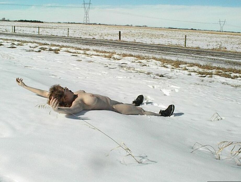 20P Madura amateur Misha MILF se para y se acuesta desnuda en un suelo cubierto de nieve