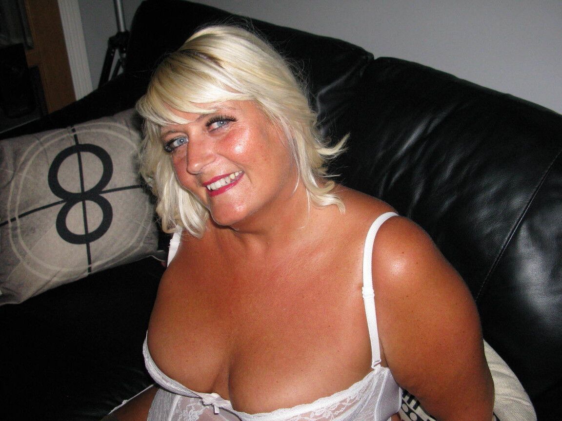 20P La blonde en surpoids Chrissy Uk s'expose en lingerie blanche et bas de nylon.