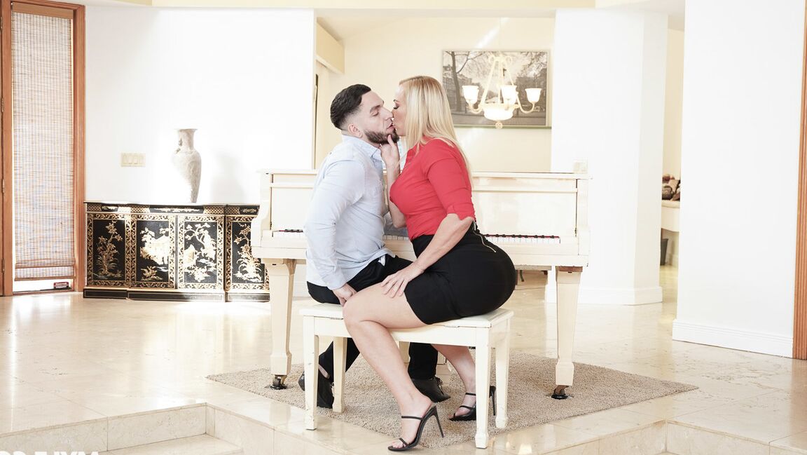 Mellanie Monroe, professeur de piano 21P, séduit une étudiante avec ses gros seins