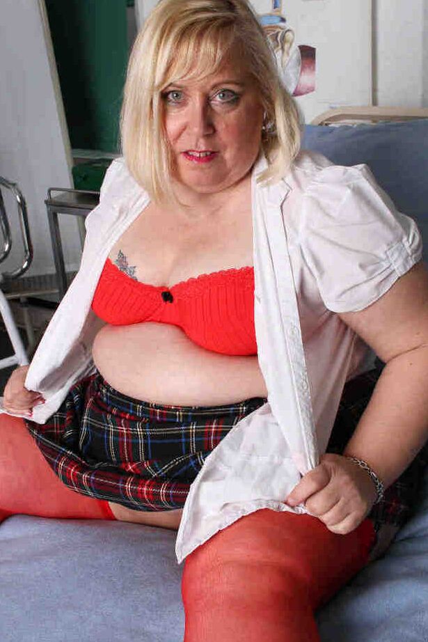20P La rubia gorda Lexie Cummings se toca el coño perforado en una cama de hospital