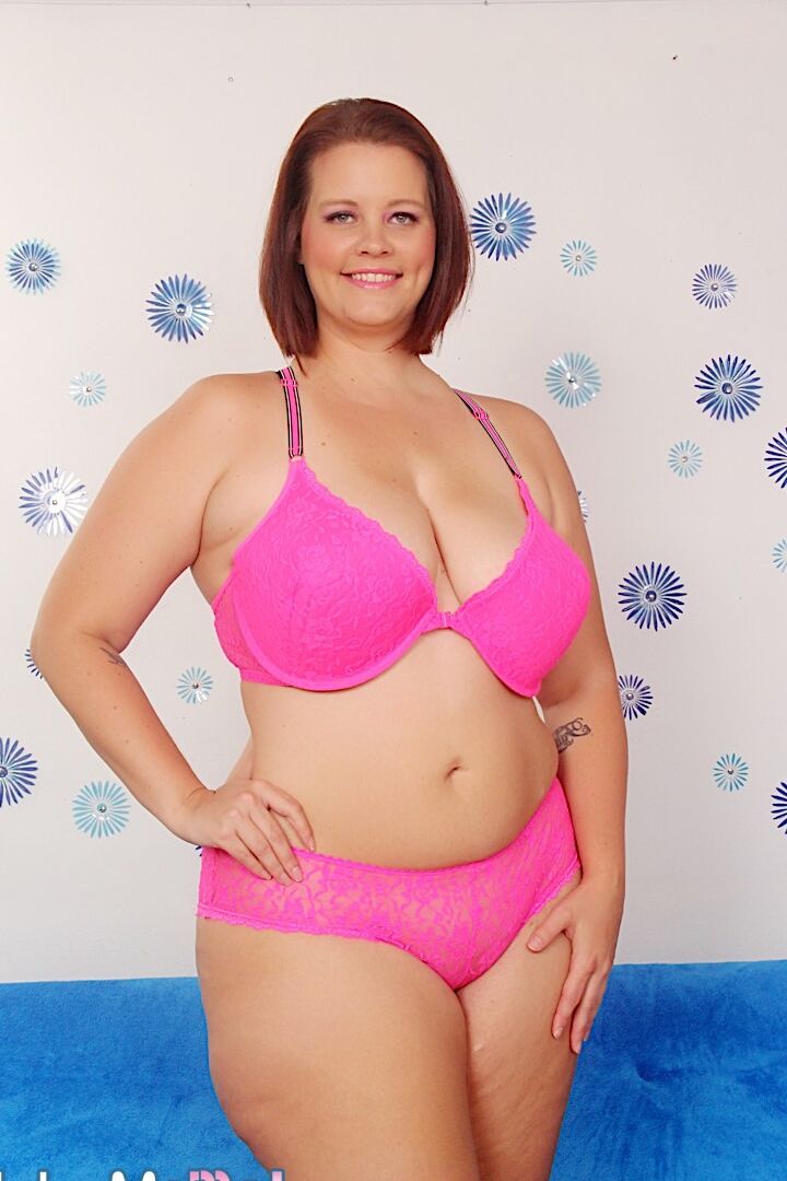 15P 太った白人少女アマンダ・フォックスがヌードポーズをとる途中でブラジャーから巨乳を失う
