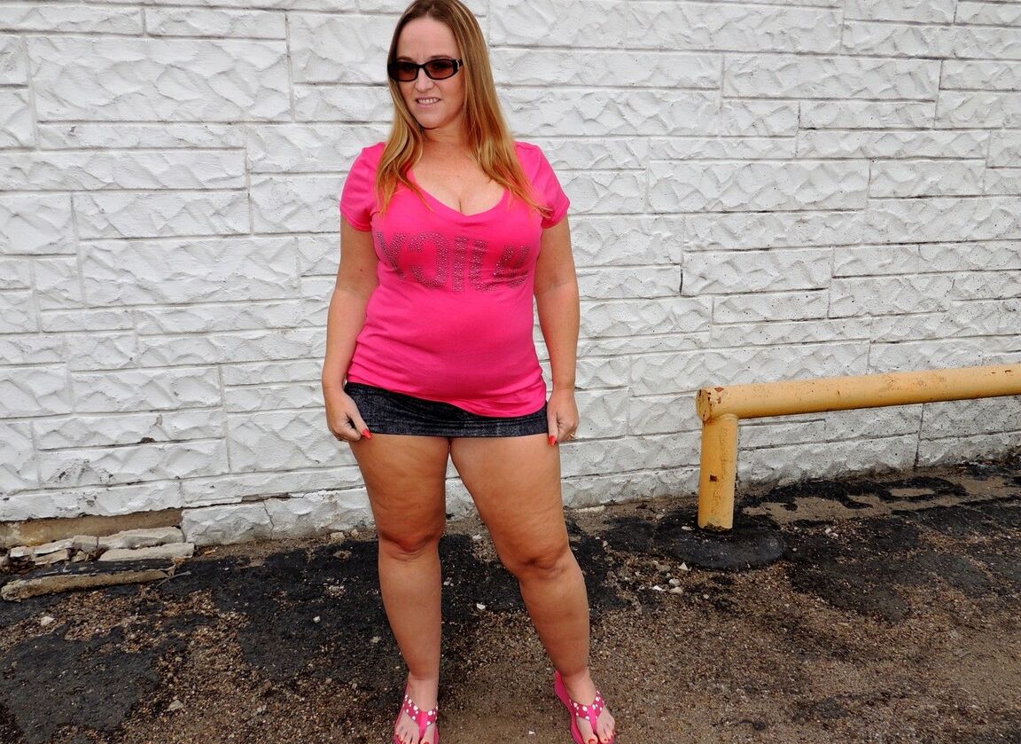 17P Amador BBW Dee Siren mostra sua bunda grande antes de atos sexuais no escuro