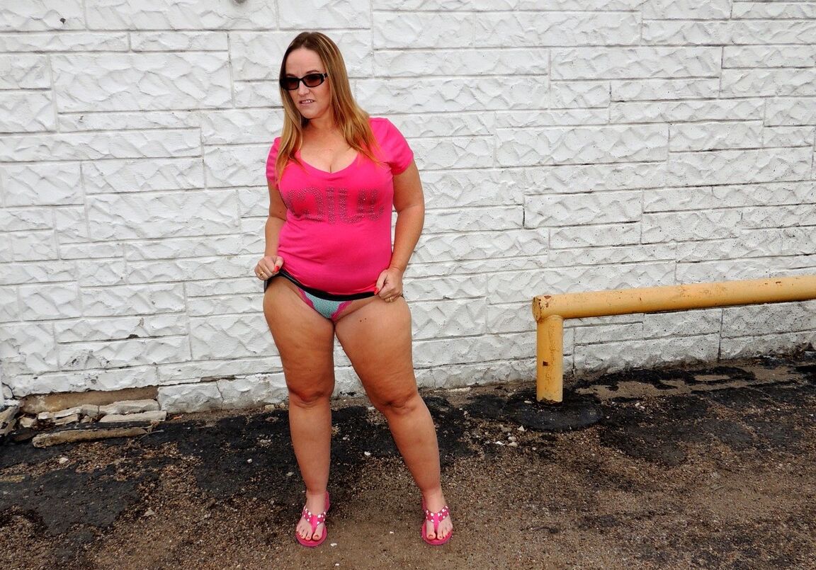 17P Amador BBW Dee Siren mostra sua bunda grande antes de atos sexuais no escuro