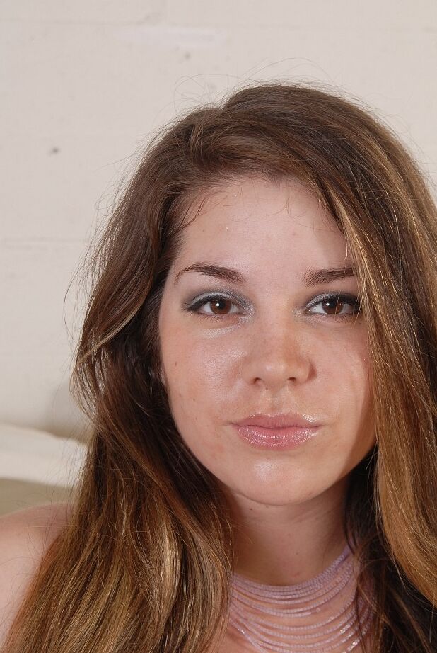 16P Masturbación en primer plano con la impresionante morena gorda Marley en su cama