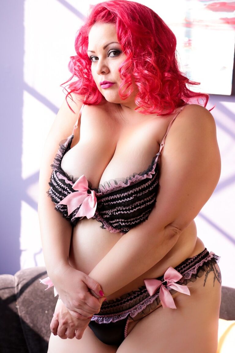 15P La gorda madura April Flores hace alarde de su gran culo y sus enormes tetas