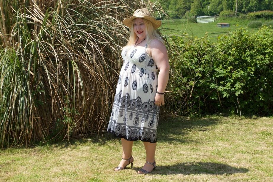 20P Blonde BBW hace su debut desnudo en un jardín mientras usa un sombrero y medias color canela