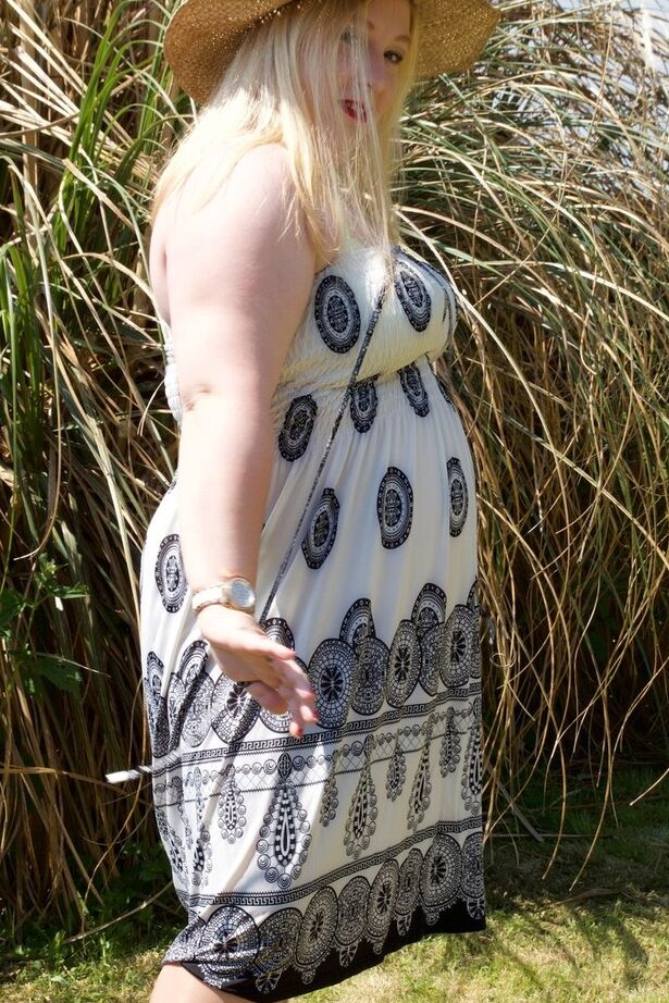20P Blonde BBW hace su debut desnudo en un jardín mientras usa un sombrero y medias color canela