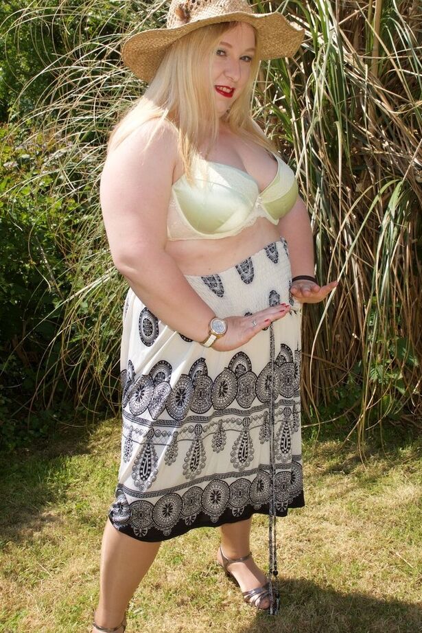 20P Blonde BBW hace su debut desnudo en un jardín mientras usa un sombrero y medias color canela