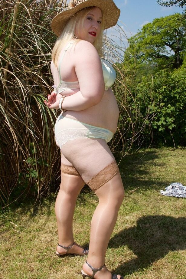 20P Blonde BBW hace su debut desnudo en un jardín mientras usa un sombrero y medias color canela