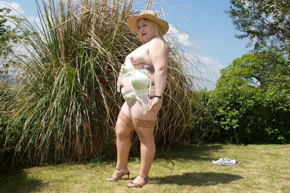 20P Blonde BBW hace su debut desnudo en un jardín mientras usa un sombrero y medias color canela