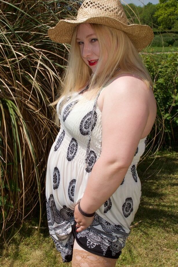 20P Blonde BBW hace su debut desnudo en un jardín mientras usa un sombrero y medias color canela