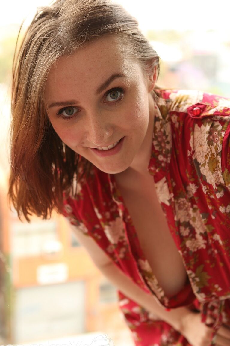 19P Die freche brünette Amateurin Aeryn Walker zieht ihr Sommerkleid aus, um ihre geschwollene Muschi zu fingern