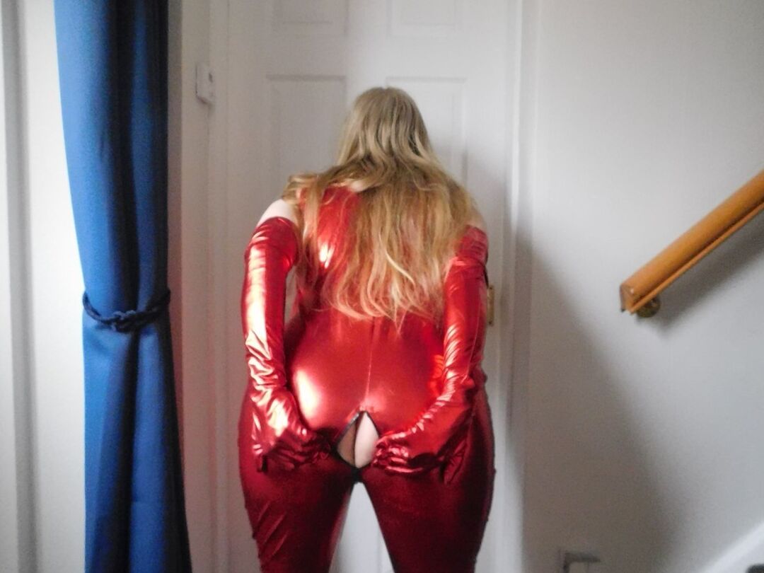 16P La amateur británica de pelo largo y rubio Lily May libera sus grandes tetas y su coño maduros