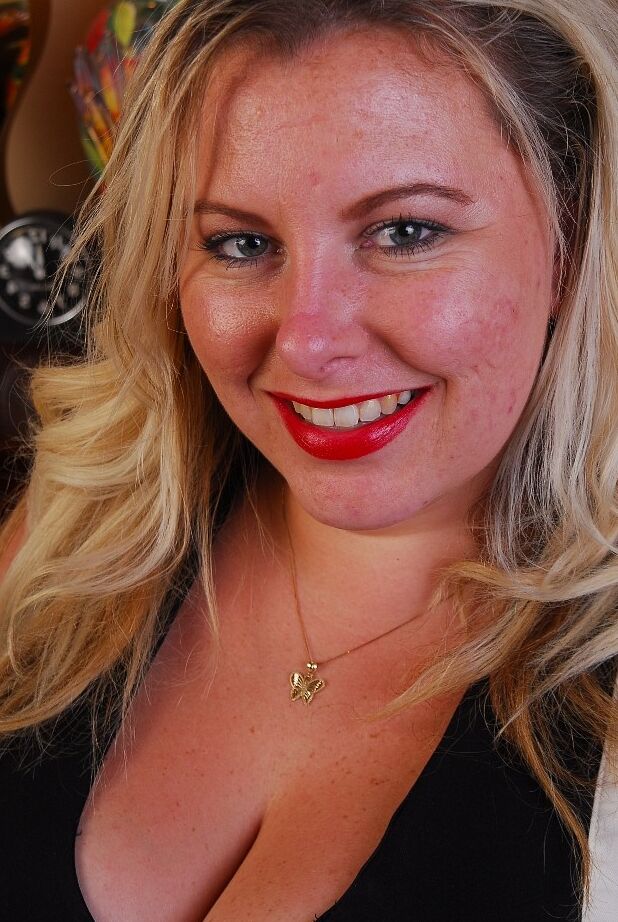 16P BBW blonde aux gros seins Tawni expose ses bas et sa culotte