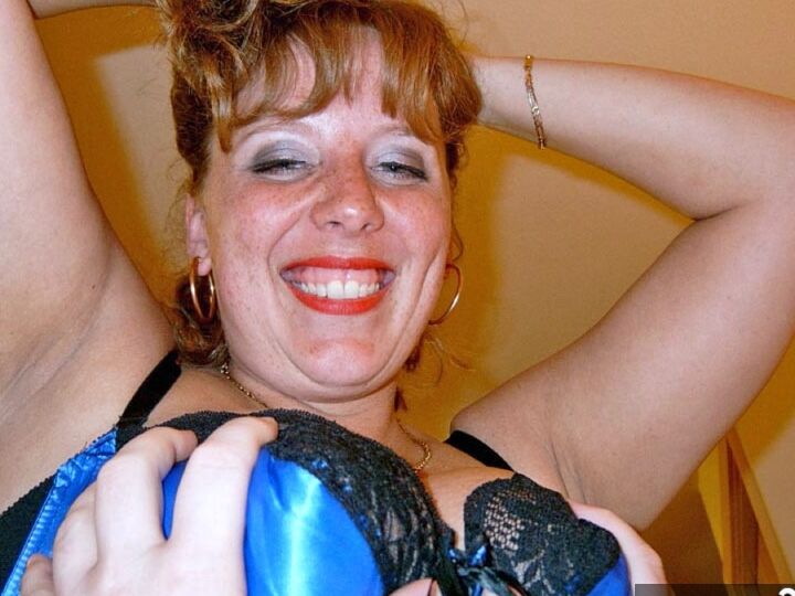 20P Peituda amadora Curvy Claire chupa um pau pequeno enquanto usa cabelos cacheados