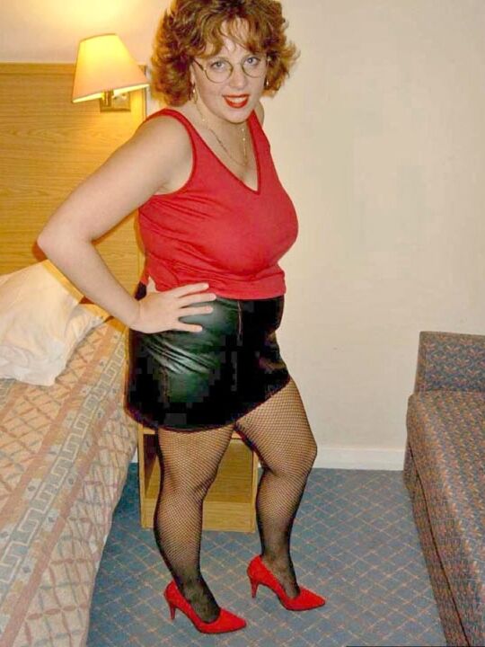 20P UK amateur Curvy Claire luce el pelo rojo rizado mientras practica sexo oral