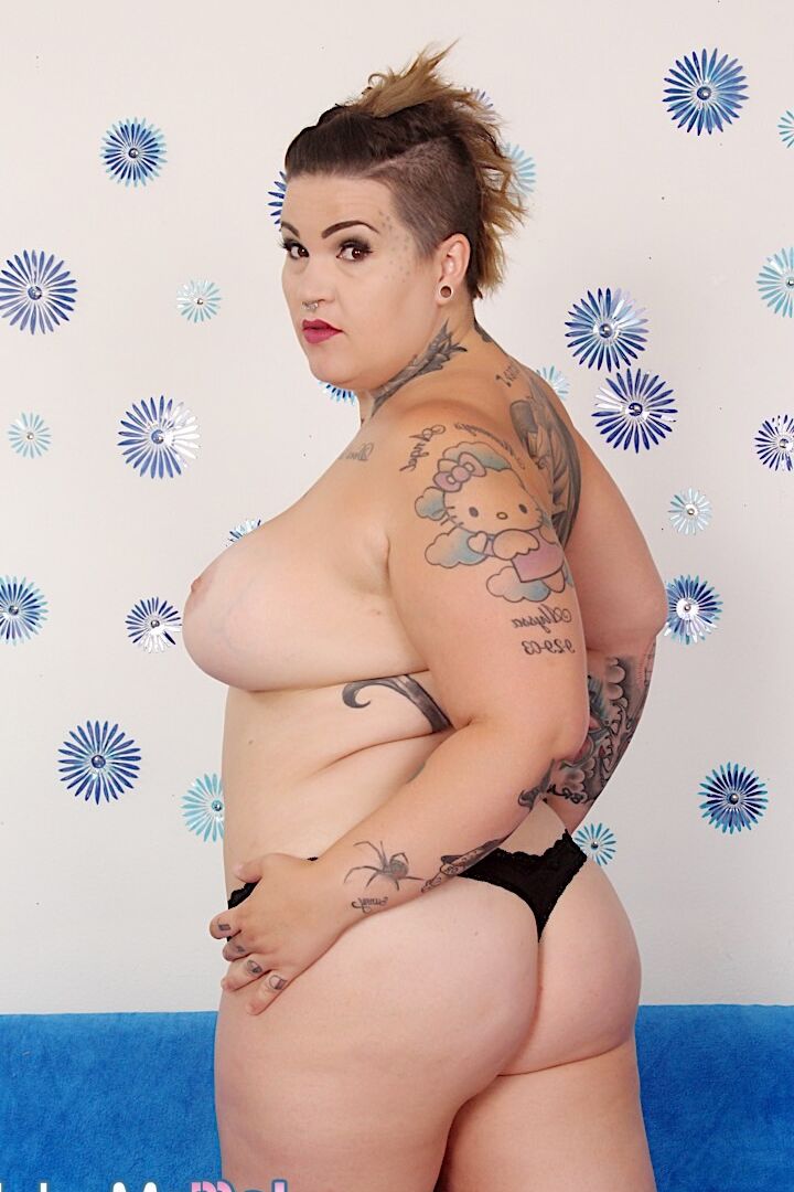 15P La caliente y cachonda BBW Nova Jade se folla su regordete coño con sus juguetes sexuales favoritos