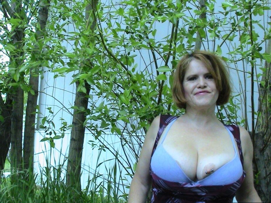 20P 太い年配の女性ミーシャ熟女が広葉樹林で身をさらす