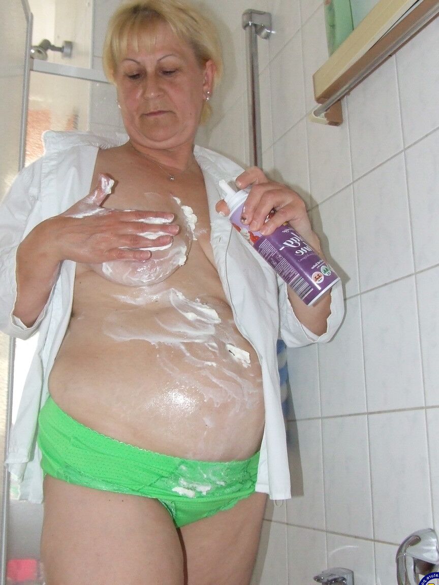 21P A dona de casa madura Dagmar passa chantilly por todo o corpo antes de lavá-lo