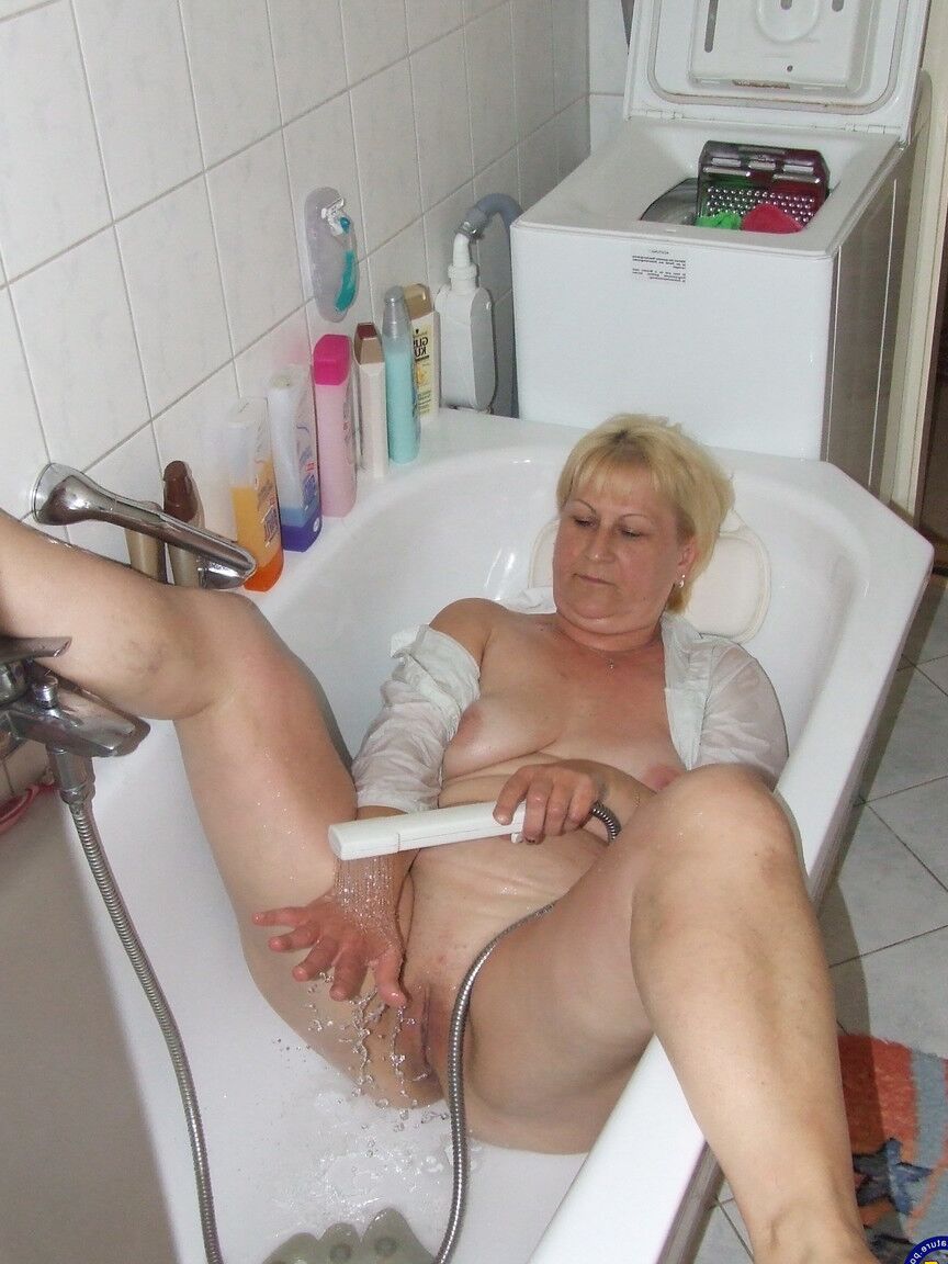 21P A dona de casa madura Dagmar passa chantilly por todo o corpo antes de lavá-lo