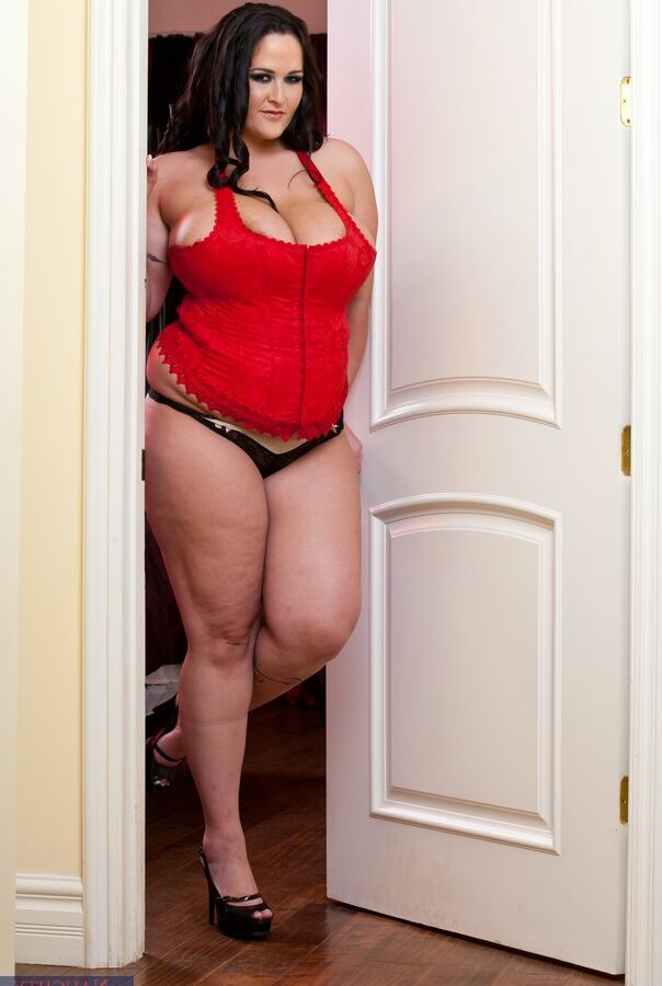 16P BBW-Ehefrau Carmella Bing zieht ihr rotes Korsett aus und drückt große Titten