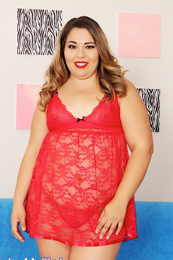 15P La obesa Gia Star se deshace de la lencería roja antes de dar sexo oral en un futón
