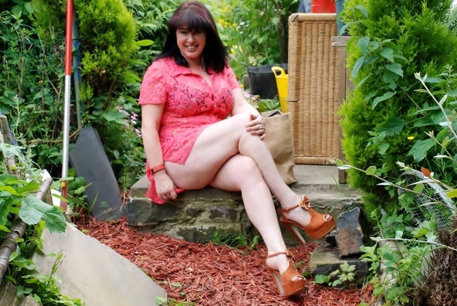 20P 熟女素人ジューシー ジェイニーが庭で巨乳とお尻を露出