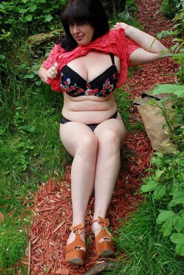 20P 熟女素人ジューシー ジェイニーが庭で巨乳とお尻を露出