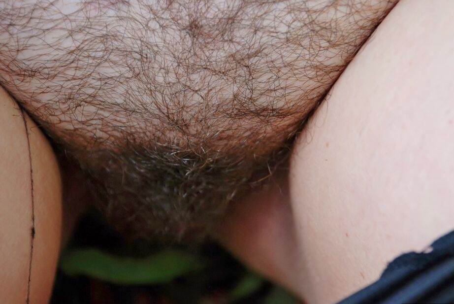 20P 熟女素人ジューシー ジェイニーが庭で巨乳とお尻を露出