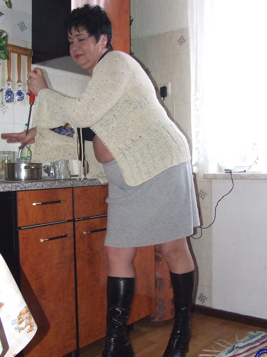 21P Amador BBW Anja tirando as botas de couro na cozinha e posando