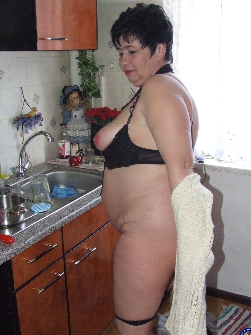 21P Amador BBW Anja tirando as botas de couro na cozinha e posando