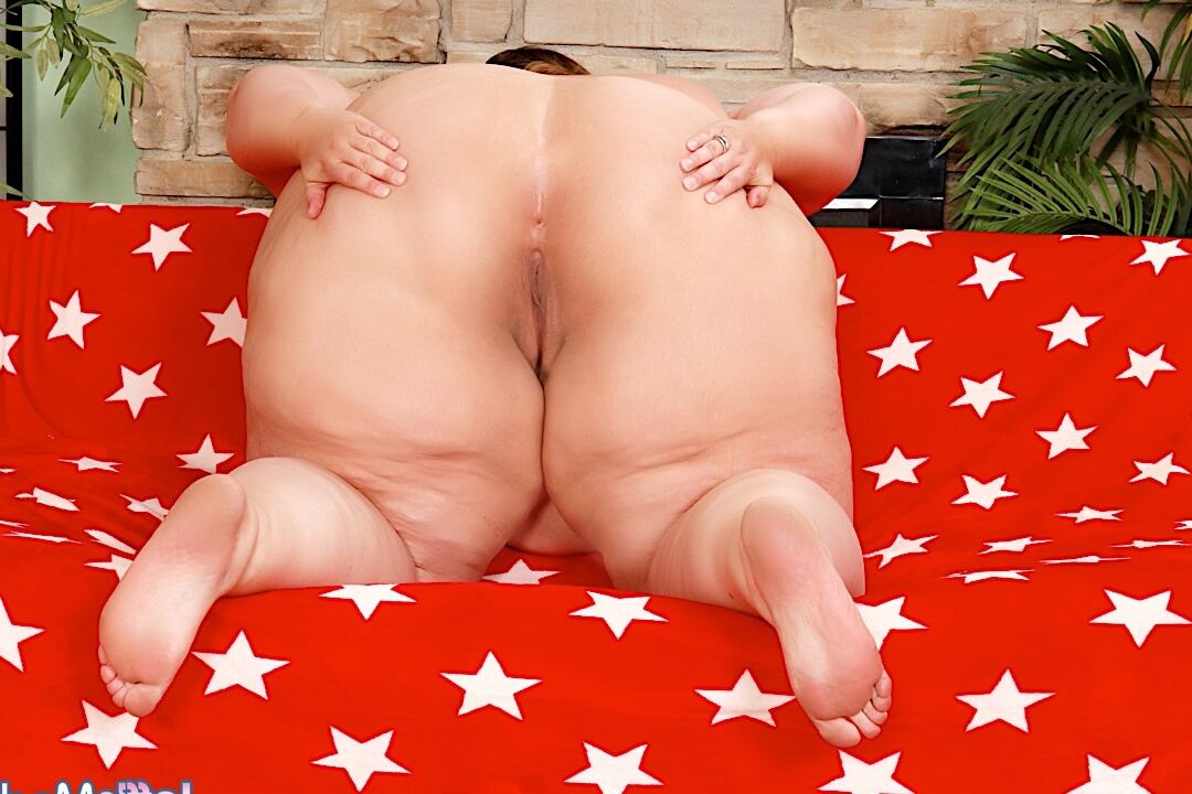 Die 16P SSBBW Erin Green öffnet ihre Schamlippen, nachdem sie ihre fetten Brötchen gehalten hat