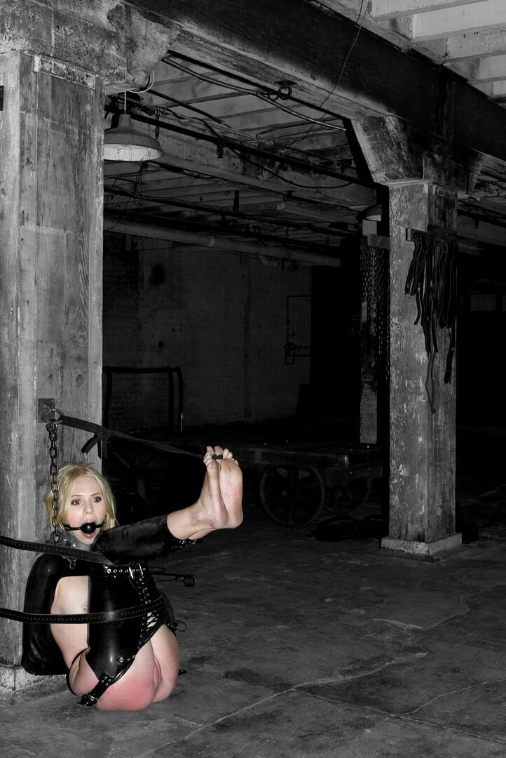 21P Dispositivo Bondage Claire Adams, Jade Marxxx, Sarah Jane Ceilán