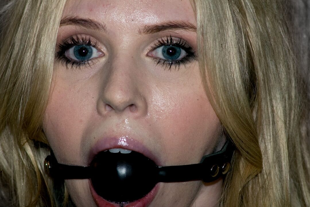 21P Dispositivo Bondage Claire Adams, Jade Marxxx, Sarah Jane Ceilán