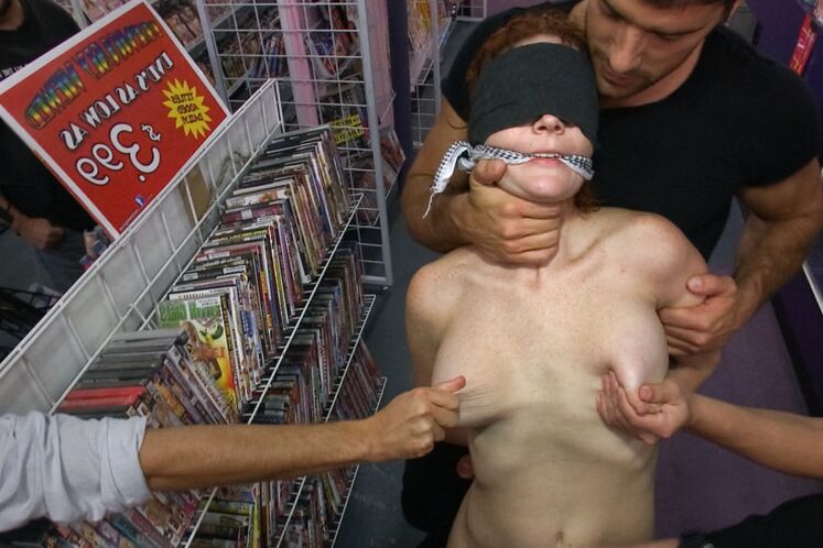 12P AVN賞受賞者のオードリー・ホランダーが目隠しをされてチンポをしゃぶらされる