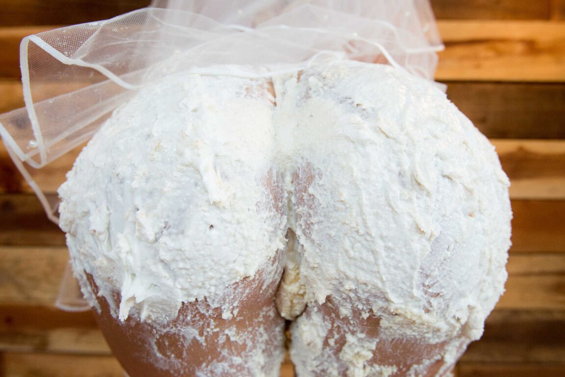 Cali Carter, mariée bien roulée de 21P, couvre son gros cul dans un gâteau de mariage